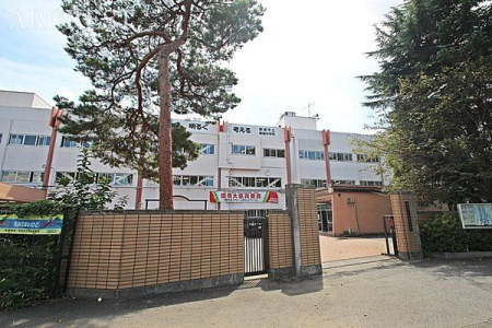 周辺環境 新座市立新座中学校 徒歩23分。市内の中学校で最も伝統あふれる新座中学校！ 平林寺や野火止用水、緑の雑木林に囲まれた風情あふれる新座中学校！！！ 1800m