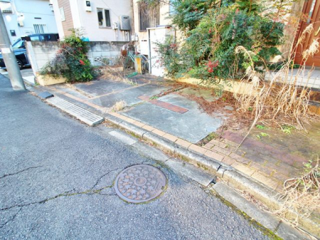  広々としたカースペース。前面道路も広く、お車の出し入れもスムーズ行えます。