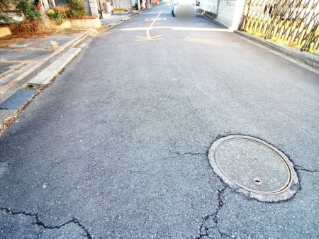 現地外観写真 車通りの少ない前面道路
