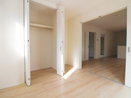 その他内観 リビング横の洋室です。扉を開けて20帖の広々とした空間としてもご利用いただけます。