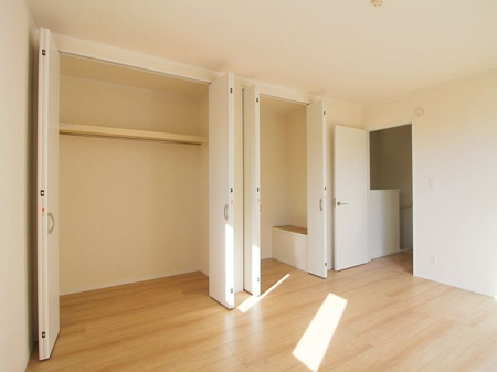 寝室 寝室におすすめな洋室！バルコニーに面した明るいお部屋で開放感もあります。