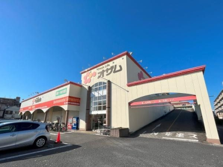 周辺環境 スーパーオザム新堀店 徒歩14分。営業時間：午前9時～午後10時 駐車場：有 1080m