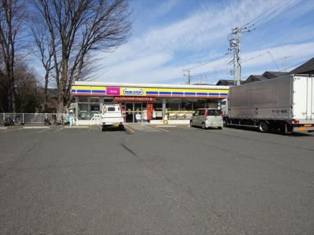 周辺環境 ミニストップ 新座新堀店 徒歩5分。近くの街角にあるというコンセプトのもと、ちょっと立ち寄れるところという意味の「MinuteStop（ミニットストップ）」 400m