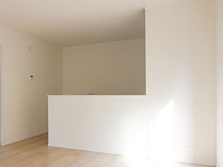 キッチン ～Kitchen～ 機能美とデザイン性を兼ね備えた使い勝手のよいシステムキッチン、リビングとの一体感も考慮され、美しい空間が実現します。