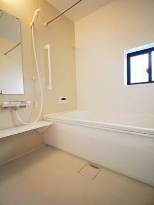 浴室 ～Bath～1日の疲れを洗い流すバスルーム。シャワー派の人もせっかくのゆったりバスタブの心地よさを味わってみては。きっと毎日、帰ってきてからの時間が一層楽しみになるはずです。
