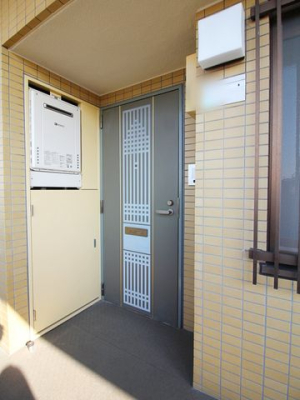 玄関 外から見た玄関周りの様子です。