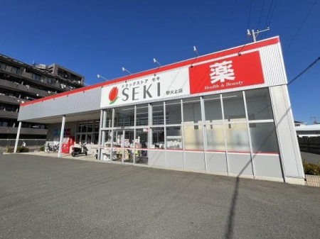 周辺環境 ドラッグストアセキ野火止店 徒歩15分。営業時間：9:00～23:00、駐車場：あり 1190m