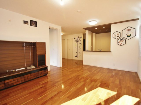 リビング ～Living～温かみのあるナチュラルテイストのLDK。のんびりくつろぐソファや、お食事を楽しむダイニングセットを置いても圧迫感はありません。