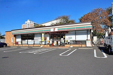 周辺環境 セブンイレブン向台町4丁目店 徒歩9分。24時間営業　駐車場有 軽食や飲み物、急なお買い物にも便利です。 650m