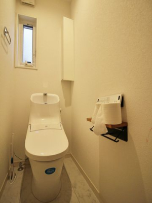 トイレ 小窓のある温水洗浄便座付トイレ