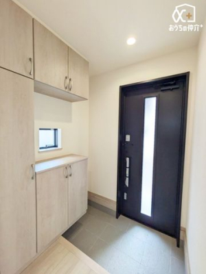 玄関 ～・～Entrance～・～気品あるデザイン性を持つ玄関は、住む方の満足感を満たすクオリティ。帰宅するご家族や、訪れる方を気持ちよく迎える・安らぎに満ちた生活空間を予感させてくれます。