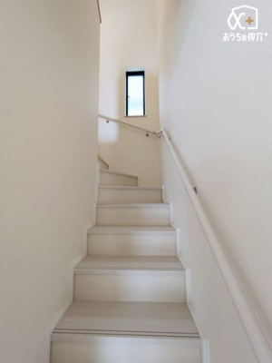 その他 手すり付き、小窓付きの階段です。