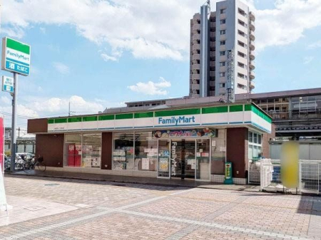 周辺環境 ファミリーマート西武狭山ケ丘駅前店 徒歩8分。24時間営業なので、急なお買い物にも便利です。飲食物や軽い日用品を販売しております。駐車場；有 570m