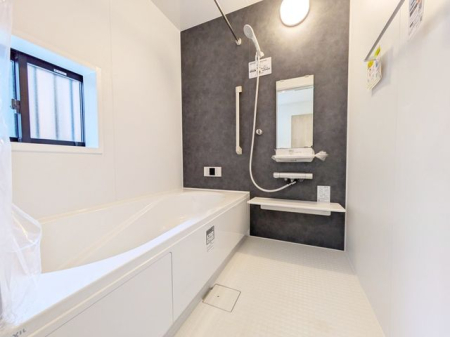 浴室 ～Bath～いつでも暖かいお風呂に入れるのが嬉しい追焚き機能付き。お仕事でご帰宅の遅くなったお父さんも暖かい湯船に入浴できます。もちろん広さも1坪タイプあるのでお子様ともゆったりと入れます。