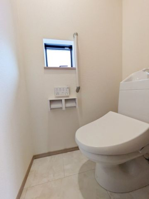 トイレ シンプルな内装のスッキリとしたトイレです。お手入れやお掃除が、簡単にできるシンプルなデザインのトイレです。