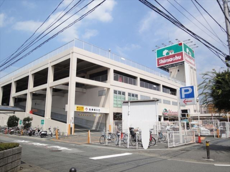 周辺環境 島忠新座店 徒歩7分。営業時間：午前9時～午後8時 駐車場：有 530m