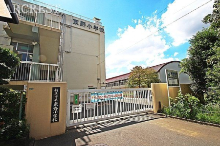 周辺環境 新座市立東野小学校 徒歩8分。学校教育目標 おおらかで　たくましく　進んで学ぶ子　地域とともに生きる子 640m