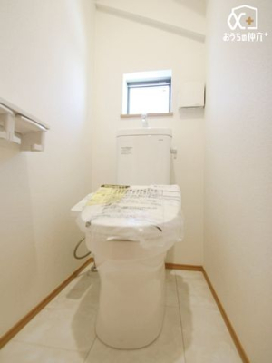 トイレ １階温水便座付きトイレの様子。小窓を空ける事で換気もしやすく、明るいトイレです！