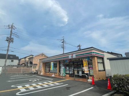 周辺環境 セブンイレブン　上安松店 徒歩5分。24時間営業なので、急なお買い物にも便利です。飲食物や軽い日用品を販売しております。駐車場有 370m