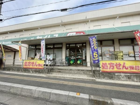 周辺環境 ドラッグセイムス 所沢松井店 徒歩5分。【営業時間】 ドラッグストア　8：30～21：00 調剤薬局　月曜日～土曜日 9：00～19：00 370m