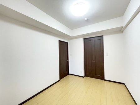 寝室 ～Room～洋室はナチュラルなフローリングと落ち着いた色の壁だから、インテリアを考えるのがとても楽しいですね！