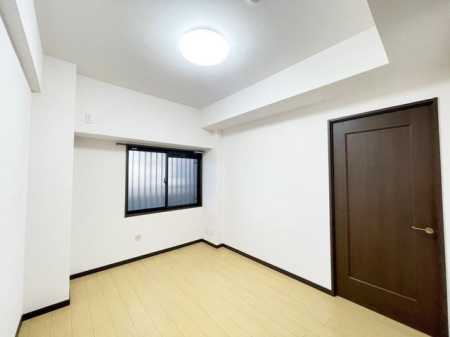 寝室 ～Room～洋室はナチュラルなフローリングと落ち着いた色の壁だから、インテリアを考えるのがとても楽しいですね！