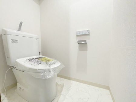 トイレ シンプルな内装のスッキリとしたトイレです。お手入れやお掃除が、簡単にできるシンプルなデザインのトイレです。