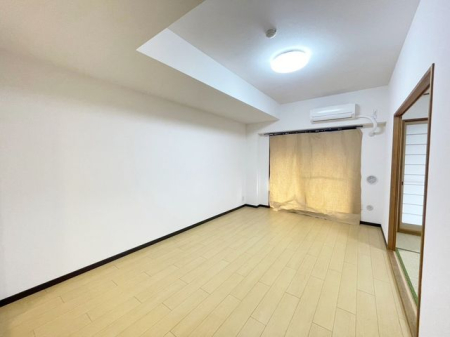 リビング 家族団らんの時を過ごすＬＤＫの様子。家族が自然と集まりたくなるような、ゆったりとくつろげる空間です。明るい陽射しが差しこむ癒しの空間。