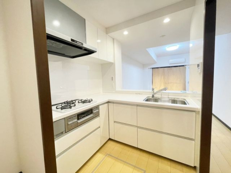 キッチン ～・～Kitchen～・～　家族と会話を楽しめるキッチンです。すぐそばにいるから、会話も自然とはずみます。また、リビングの様子がわかるので安心して作業に集中できますね。