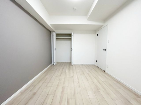 寝室 ～Room～洋室はナチュラルなフローリングと落ち着いた色の壁だから、インテリアを考えるのがとても楽しいですね！