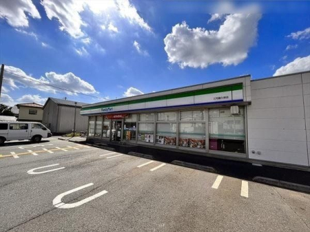 周辺環境 ファミリーマート 三芳藤久保店 徒歩3分。 210m