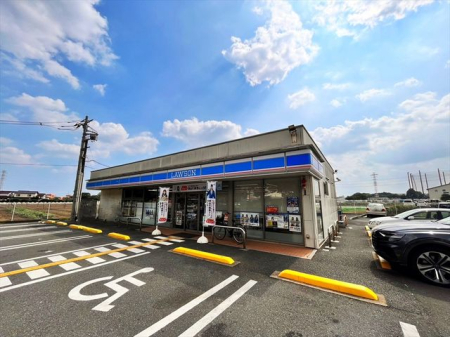 周辺環境 ローソン三芳竹間沢店 徒歩12分。 890m
