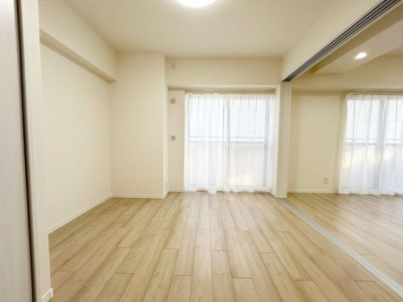 その他内観 個室にもリビングの続き間にも使える自由度のある洋室。