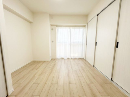 その他内観 個室にもリビングの続き間にも使える自由度のある洋室。