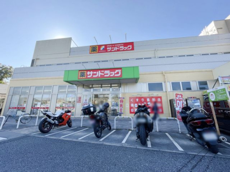 周辺環境 サンドラッグ　東村山店 徒歩12分。【営業時間】9時から21時【駐車場】あり 960m