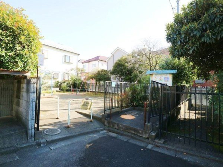 周辺環境 恩多町２丁目第３仲よし広場 徒歩4分。ベンチ・パーゴラ・遊具（ブランコ※使用中止・鉄棒・砂場）・水飲場・防火貯水槽 320m