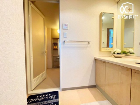 洗面台・洗面所 ～Wash room～朝の慌ただしい時間帯でも余裕を持って支度できる広いパウダールーム。もちろん収納も豊富なので見た目もスッキリと整理整頓できます。