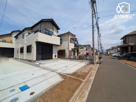 現地外観写真 建物完成しました！車通りの少ない前面道路です。