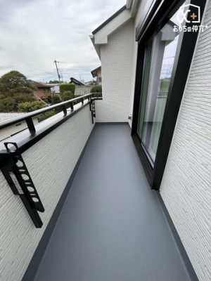バルコニー 2部屋から出入り可能な広々としたバルコニ