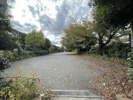 周辺環境 都営東大和清水２丁目アパート内公園 徒歩4分。 300m