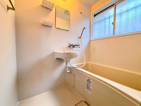 浴室 ～Bath～一日の疲れを洗い流すバスルーム。シャワー派の人もせっかくのゆったりバスタブの心地よさを味わってみては？きっと毎日、帰ってきてからの時間が一層楽しみになるはずです。