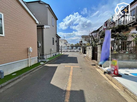 現地外観写真 南側4.2ｍ公道の様子です。子育て世帯やゆったりと暮らしたい方にお勧めの住環境です。