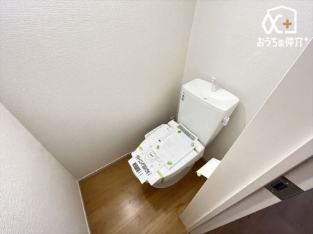トイレ シンプルな内装のスッキリとしたトイレです。お手入れやお掃除が、簡単にできるシンプルなデザインのトイレです。