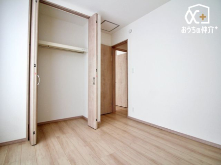 子供部屋 バルコニーに面しているため、換気もしやすい子供部屋。収納スペースもしっかりとございます。