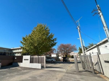 周辺環境 新座市立西堀小学校 徒歩9分。【校訓】礼儀（れいぎ）質朴（しつぼく）自治（じち）　【学校教育目標】やさしく　かしこく　たくましく 670m
