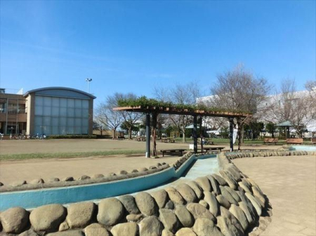 周辺環境 神山公園 徒歩10分。清瀬市中清戸にある広い公園です。園内の親水広場では、5月から9月に流れる水で遊ぶことができます。 740m