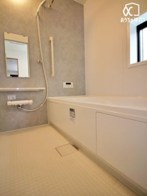 浴室 バスルームは浴室乾燥暖房機も付いてカビ対策もばっちり！洗濯物を干すこともできる乾燥機能付きで、雨の日のお洗濯物も安心です。追い焚き機能もついて、いつでも温かいお風呂に入れます。