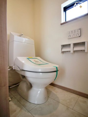 トイレ 小窓のある温水洗浄便座付トイレです。