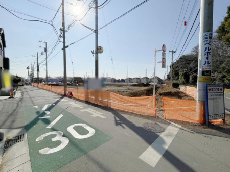現地土地写真 車通りの少ない前面道路です