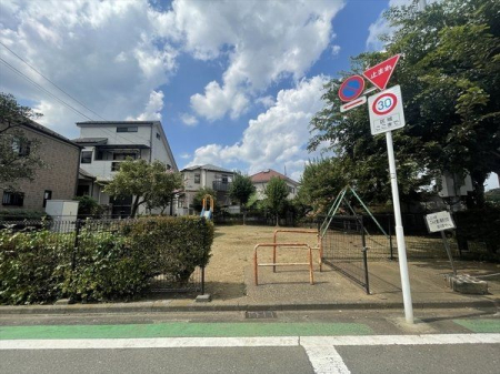 周辺環境 青葉町一丁目第5仲よし広場 徒歩5分。ベンチ・遊具（ブランコ※使用中止・すべり台） 370m